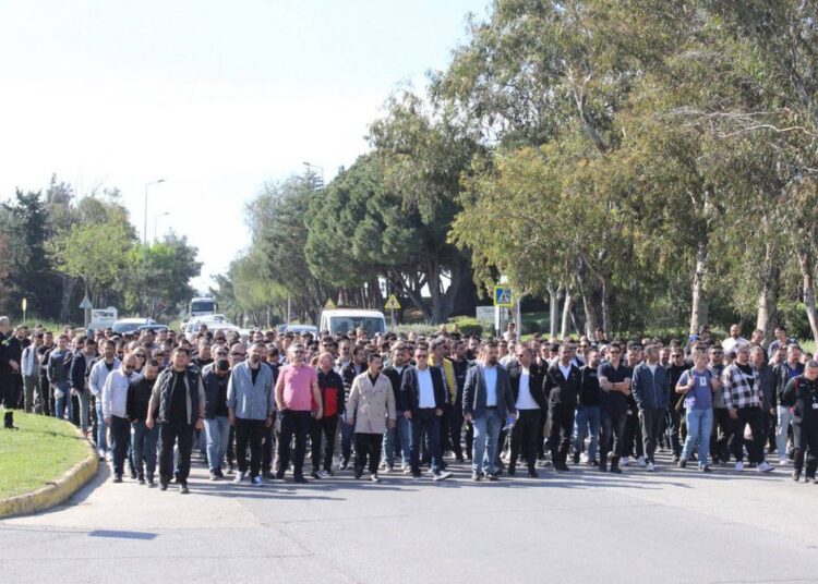 Tüpraş'ta binlerce işçi iş bıraktı: 3 büyük fabrikada grev ilanı 1 Tüpraş’ta binlerce işçi iş bıraktı: 3 büyük fabrikada grev ilanı