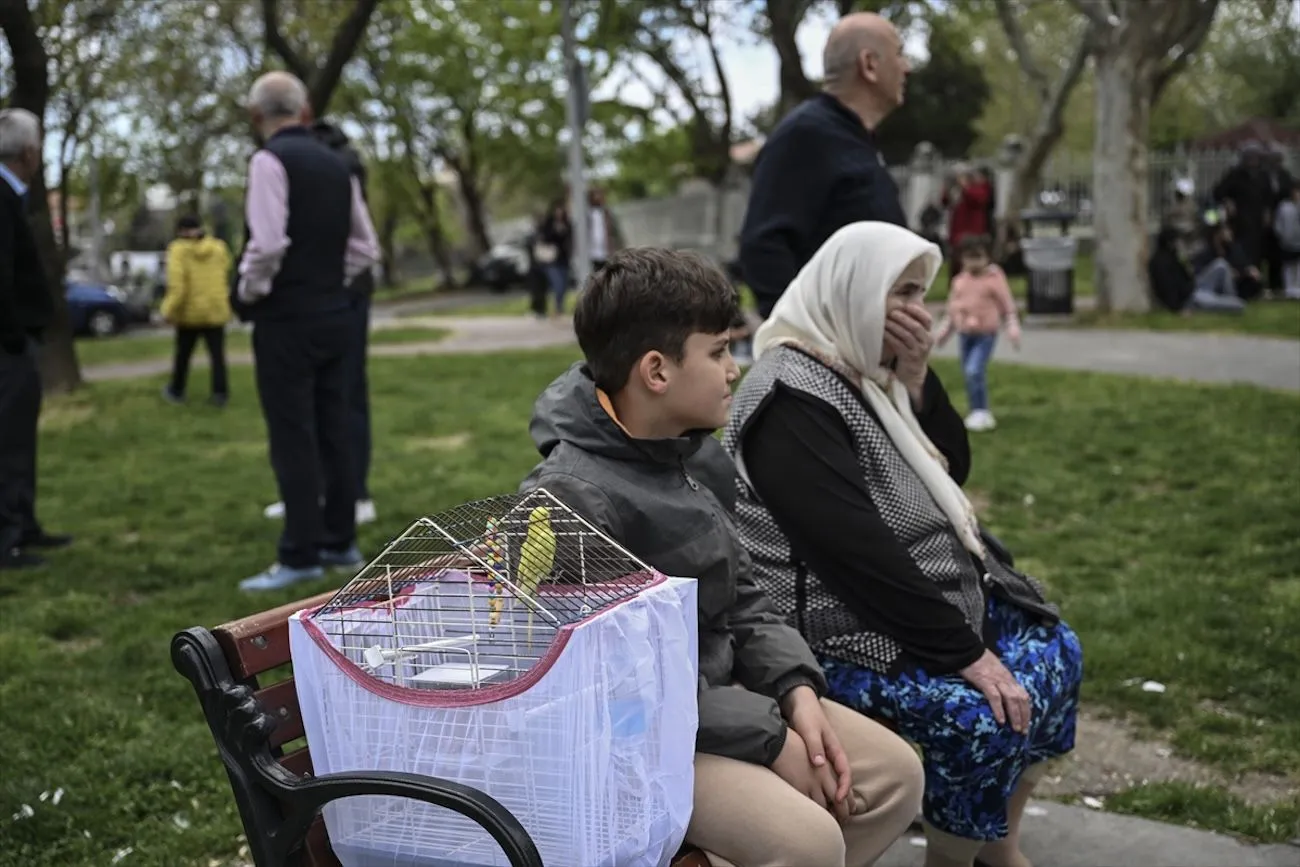 İstanbullular deprem nöbetinde: Parklar, bahçeler, yol kenarları doldu 4 İstanbullular deprem nöbetinde: Parklar, bahçeler, yol kenarları doldu