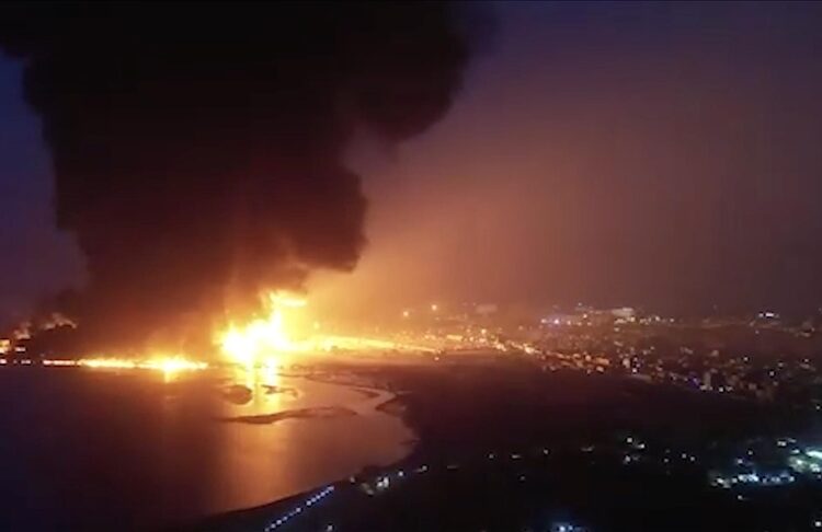 ABD, Yemen’de Husilere ait limanı bombaladı: En az 38 ölü 1 ABD, Yemen’de Husilere ait limanı bombaladı: En az 38 ölü