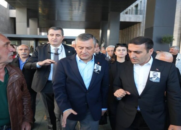 Özgür Özel'e tehdit: Bakalım çocukların da senin kadar şanslı mı? Bu gece hazır ol 1 Özgür Özel’e tehdit: Bakalım çocukların da senin kadar şanslı mı? Bu gece hazır ol