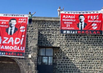 Diyarbakır surlarına “Azadî İmamoğlu” pankartı: 4 kişi gözaltına alındı 10 Diyarbakır surlarına “Azadî İmamoğlu” pankartı: 4 kişi gözaltına alındı