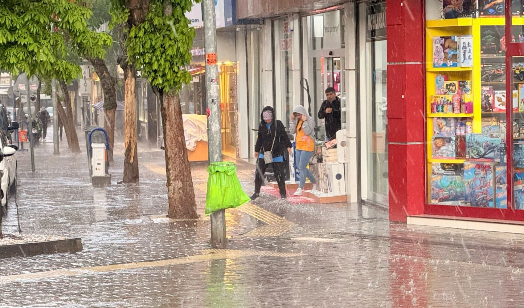 Ankara'da ceviz büyüklüğünde dolu yağdı 2 Ankara'da ceviz büyüklüğünde dolu yağdı