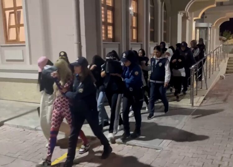 Konya’da masaj salonlarına operasyon: 12 kamera kayıt cihazı bulundu
