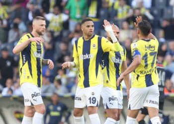 Fenerbahçe sezonu 84 puanla tamamladı: Mourinho’dan ‘hayal kırıklığı’ açıklaması