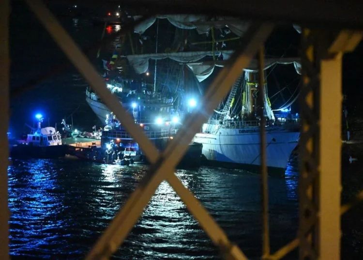 Meksika donanmasına ait eğitim gemisi Brooklyn Köprüsü'ne çarptı: 20 yaralı 1 Meksika donanmasına ait eğitim gemisi Brooklyn Köprüsü’ne çarptı: 20 yaralı