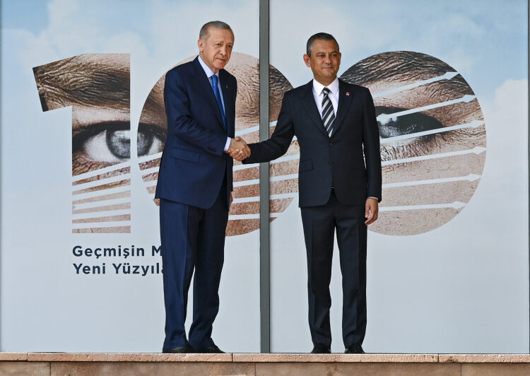Cumhurbaşkanı Erdoğan’dan Özgür Özel’e geçmiş olsun telefonu