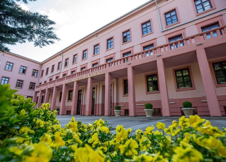 Resmi Gazete’de yayımlandı: Adalet Bakanlığı Yardımcılığı kaldırıldı