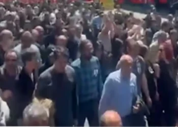 AKM’den çıkan kişiler, ‘Özgür başkan onurumuzdur’ sloganları attı
