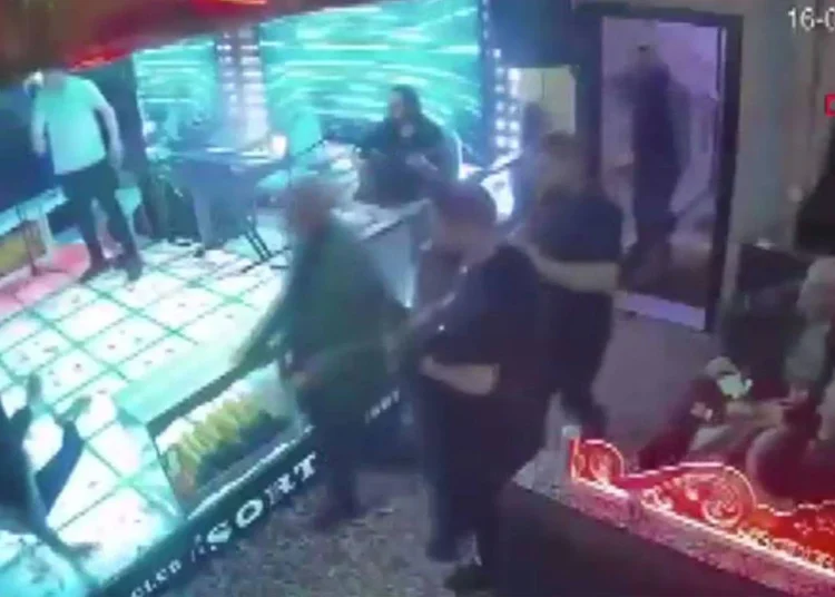 Eğlence mekanının sahnesinde intihar: Çalışanı darp edip kendini vurdu 1 Eğlence mekanının sahnesinde intihar: Çalışanı darp edip kendini vurdu