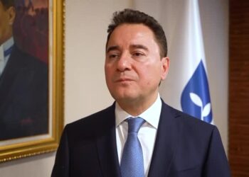 Ali Babacan: “Erdoğan’ın eliyle Türkiye ve hukuk telef olmaktadır…”