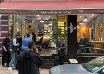 Berberde dehşet: Tıraş olan kardeşini ensesinden vurdu