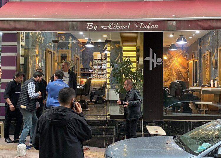 Berberde dehşet: Tıraş olan kardeşini ensesinden vurdu