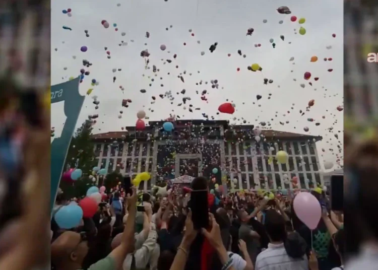 Binlerce İstanbullu kanseri yenen Ali Asaf için balon uçurdu 1 Binlerce İstanbullu kanseri yenen Ali Asaf için balon uçurdu