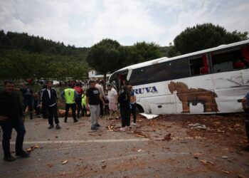 Çanakkale’de yolcu otobüsü, kamyon ve otomobil çarpıştı: 8 ölü, 20 yaralı