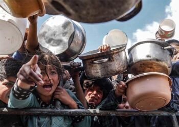 Un bulamayan Gazzeliler, bakliyatları öğüterek ekmek yapıyor