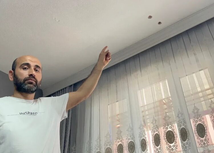 Ağabeyini evden çıkarmak için tavanı hiltiyle deldi 1 Ağabeyini evden çıkarmak için tavanı hiltiyle deldi