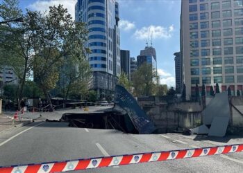 İstanbul'da çöken eski Büyükdere Caddesi trafiğe kapatıldı 10 İstanbul’da çöken eski Büyükdere Caddesi trafiğe kapatıldı