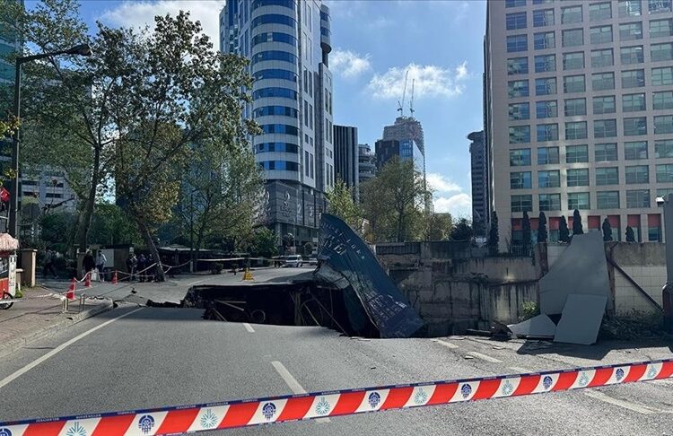 İstanbul’da çöken eski Büyükdere Caddesi trafiğe kapatıldı