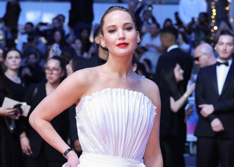 Jennifer Lawrence’ın yeni filmi, Cannes'da 9 dakika boyunca ayakta alkışlandı 1 Jennifer Lawrence’ın yeni filmi, Cannes’da 9 dakika boyunca ayakta alkışlandı