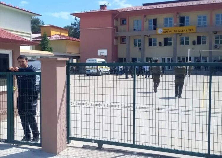 Sosyal Bilimler Lisesi'nde hizmetli, kantinde çalışan 2 kadını öldürdü 1 Sosyal Bilimler Lisesi’nde hizmetli, kantinde çalışan 2 kadını öldürdü