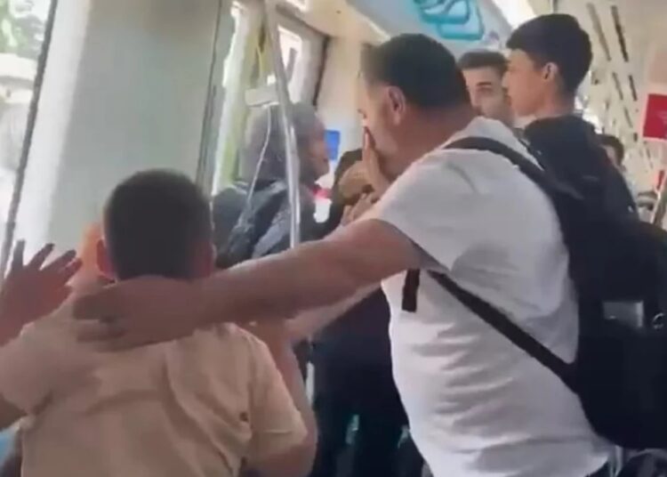 Marmaray'da çocuklarının yanında babalarını döven 2 saldırgan gözaltına alındı 1 Marmaray’da çocuklarının yanında babalarını döven 2 saldırgan gözaltına alındı