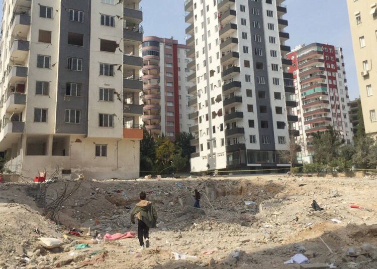 Depremde ölenlerin altınlarını çalan polis ihraç edildi 1 Depremde ölenlerin altınlarını çalan polis ihraç edildi