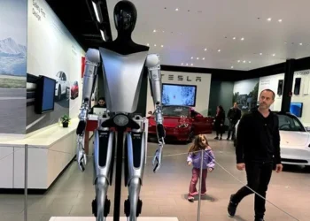 Tesla’nın robotu artık ev işlerine yardım ediyor: Ütü, yemek, temizlik…