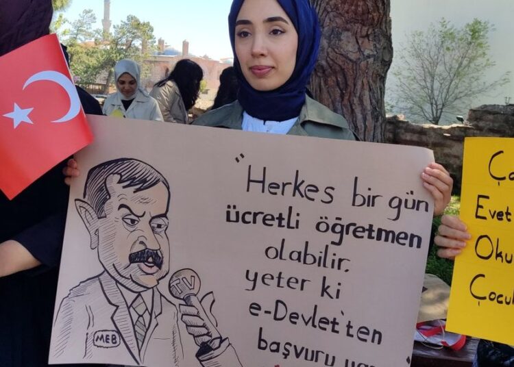 Atanmayan öğretmenler: “Sınıfımız yoksa sokaklar bizim kürsümüzdür” 1 Atanmayan öğretmenler: “Sınıfımız yoksa sokaklar bizim kürsümüzdür”