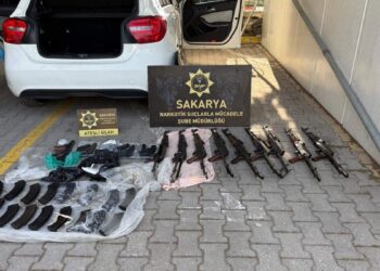 Polis memurunun aracından cephanelik dolusu silah çıktı