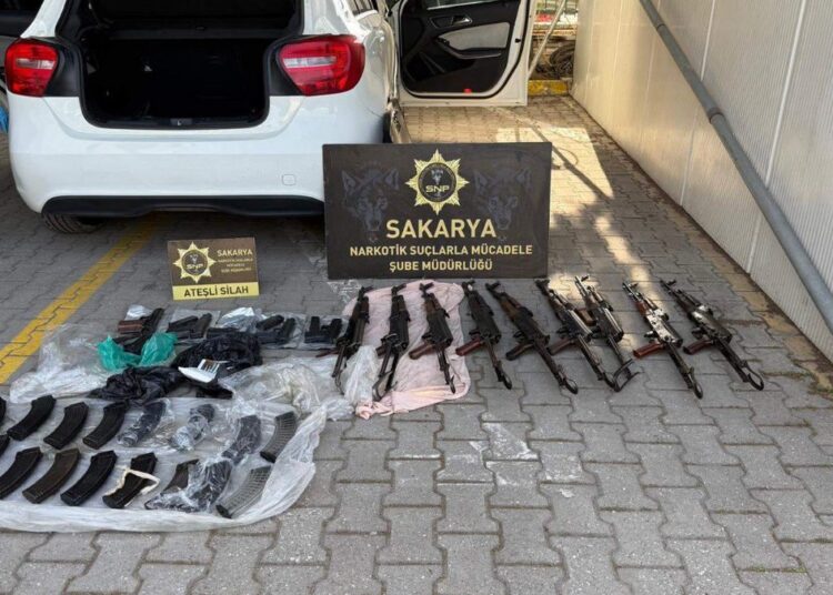 Polis memurunun aracından cephanelik dolusu silah çıktı