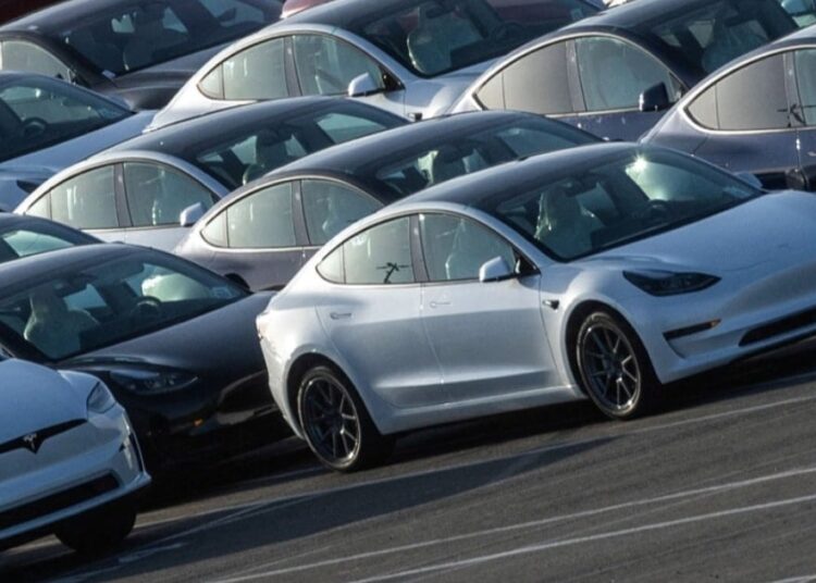 Türkiye’de satışa sunulan Tesla’nın yeni modeli dakikalar içinde tükendi: Resmi açıklama geldi