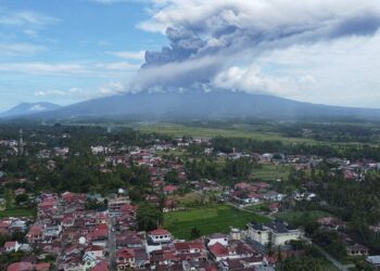 Endonezya’daki Merapi Yanardağı yeniden kül püskürttü