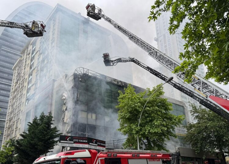 Esenyurt’ta yangın çıkan 132 dairelik bina boşaltıldı