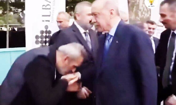 Yavuz Bingöl, Erdoğan’ın elini öptü