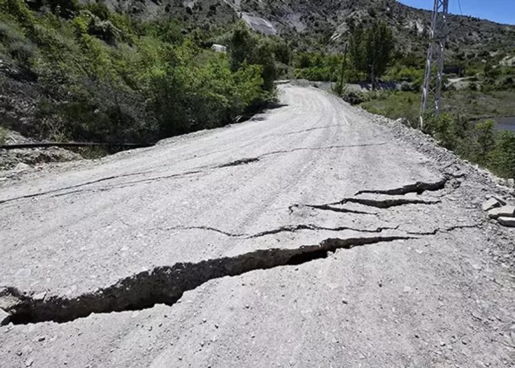 Erzurum Uzundere’de yollar ikiye ayrıldı, evler eğildi