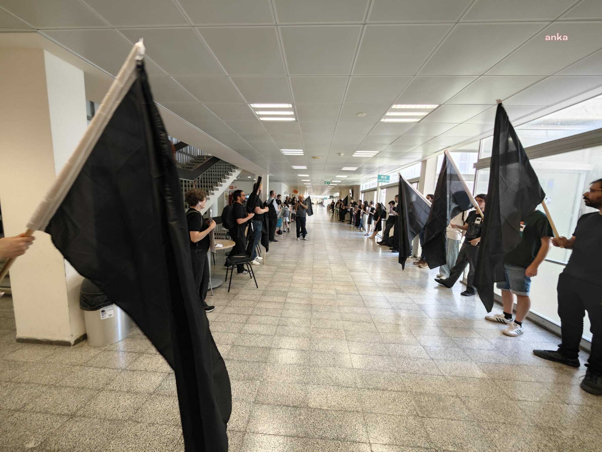 İsrailli akademisyenlerden Gazze'deki katliama karşı 'siyah bayrak' hareketi