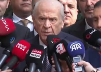 Bahçeli'den bayram sabahı yeni anayasa çağrısı: 'Darbeler anayasası yok edilmeli' 10 Bahçeli’den bayram sabahı yeni anayasa çağrısı: ‘Darbeler anayasası yok edilmeli’