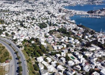 Bayram öncesi Bodrum’a araç akını: 24 saatte 50 bin giriş