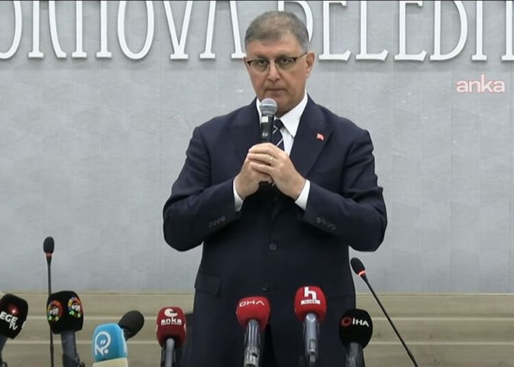 İşçilerin greve çıktığı İzmir'de Belediye Başkanı Tugay: Bütçemize göre hareket etmek zorundayız 1 İşçilerin greve çıktığı İzmir’de Belediye Başkanı Tugay: Bütçemize göre hareket etmek zorundayız