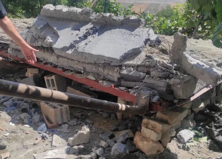Çöken balkonun altında kalan 3 kişi hayatını kaybetti 1 Çöken balkonun altında kalan 3 kişi hayatını kaybetti