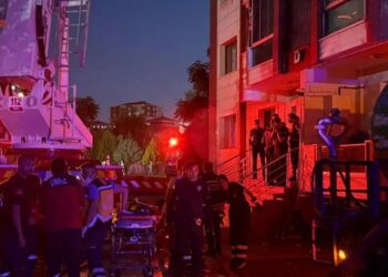 Diyarbakır'da 13 katlı binada yangın faciası: 4 can kaybı 9 Diyarbakır’da 13 katlı binada yangın faciası: 4 can kaybı