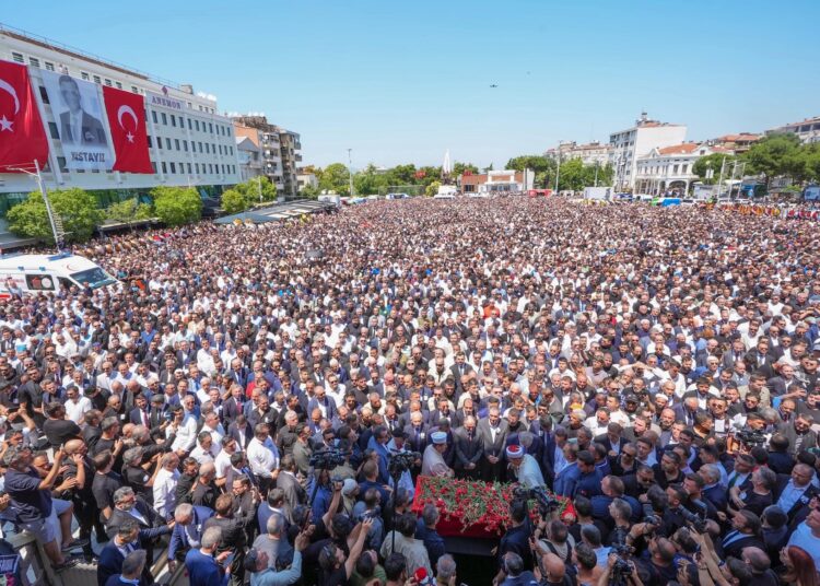 Ferdi Zeyrek'i on binler uğurladı 1 Ferdi Zeyrek’i on binler uğurladı