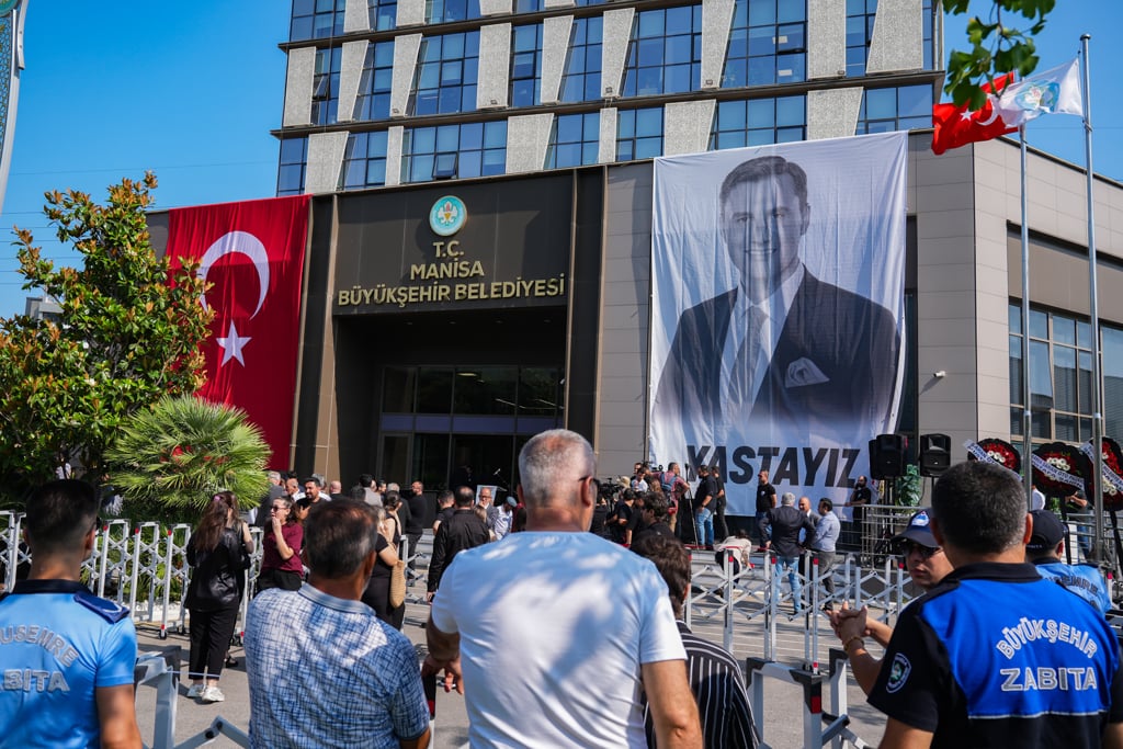 Ferdi Zeyrek'i on binler uğurladı 2 Ferdi Zeyrek'i on binler uğurladı