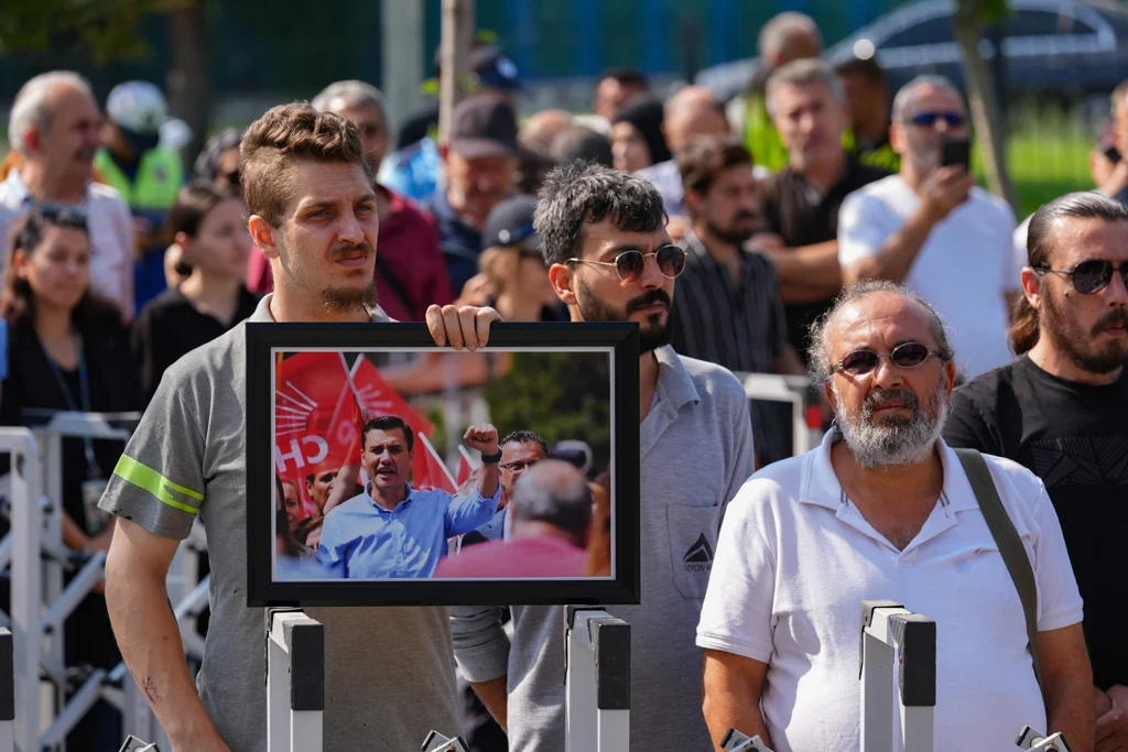 Ferdi Zeyrek'i on binler uğurladı 3 Ferdi Zeyrek'i on binler uğurladı