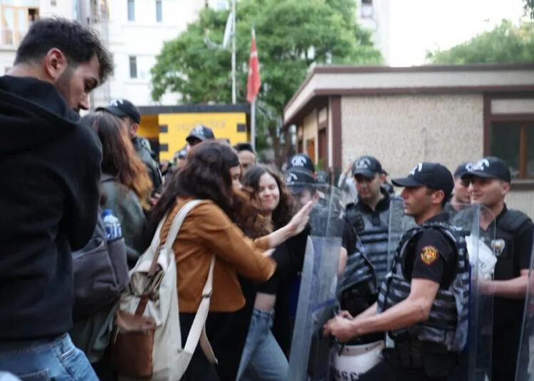 Polisten Gezi anması müdahalesi: 87 gözaltı 1 Polisten Gezi anması müdahalesi: 87 gözaltı
