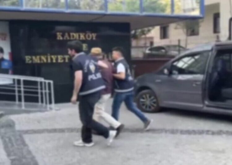Canlı yayın yapan turist kadını taciz eden yaşlı adama gözaltı 1 Canlı yayın yapan turist kadını taciz eden yaşlı adama gözaltı