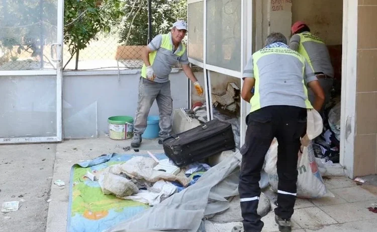 Mahalleli kokudan şikayetçi oldu, iki evden 8 kamyon çöp çıktı 1 Mahalleli kokudan şikayetçi oldu, iki evden 8 kamyon çöp çıktı