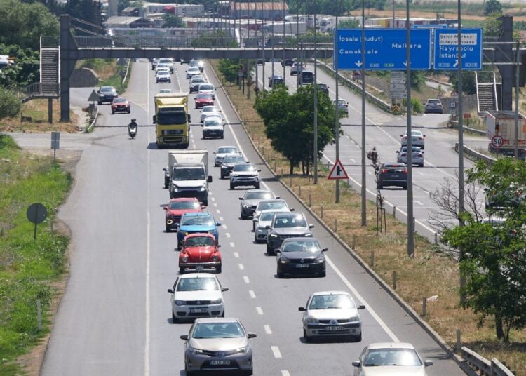 Dönüşler başladı, İstanbul'da trafik yoğunluğu arttı 1 Dönüşler başladı, İstanbul’da trafik yoğunluğu arttı