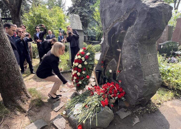 Şair Nazım Hikmet, Moskova’daki mezarı başında anıldı