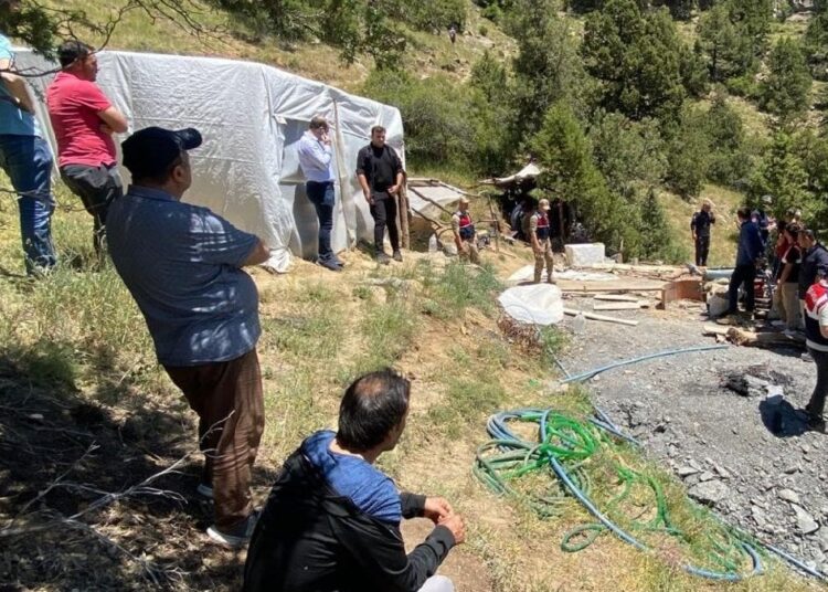 Oltu taşı çıkarmak isterken göçük altında kalıp hayatlarını kaybettiler 1 Oltu taşı çıkarmak isterken göçük altında kalıp hayatlarını kaybettiler